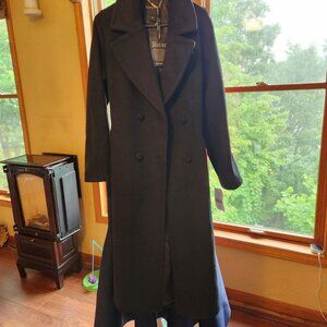 Beautiful, brand new with tags, Bernardo, long, heavy coat, size L